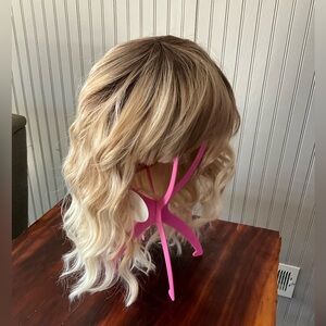 NEW!  Rooted Blonde Light Brown Highlights 16” Short Bob Wavy Wig With Bangs.